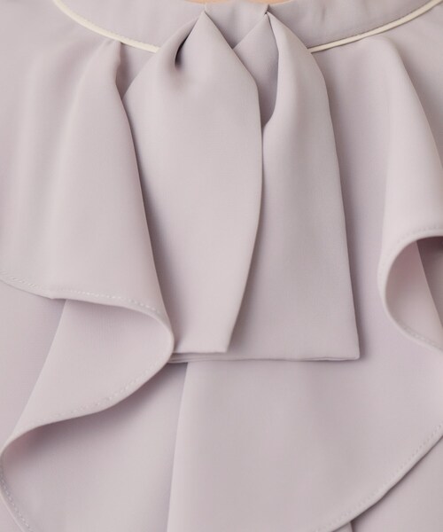 couture brooch(クチュールブローチ)の「【華やか・5分袖・通勤】配色フリルタイブラウス(シャツ/ブラウス・レディース・アイボリー系4/グレー系4/ネイビー系4・36/38/40/42)」の7枚目の写真