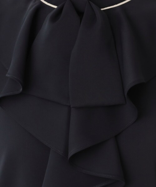 couture brooch(クチュールブローチ)の「【華やか・5分袖・通勤】配色フリルタイブラウス(シャツ/ブラウス・レディース・アイボリー系4/グレー系4/ネイビー系4・36/38/40/42)」の6枚目の写真