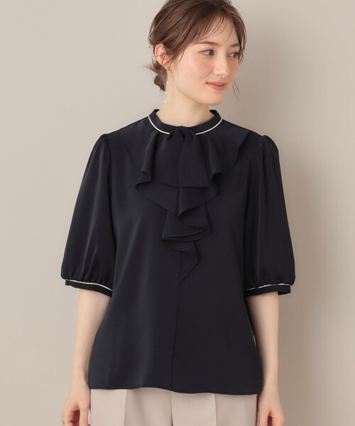 couture brooch(クチュールブローチ)の「【華やか・5分袖・通勤】配色フリルタイブラウス(シャツ/ブラウス・レディース・アイボリー系4/グレー系4/ネイビー系4・36/38/40/42)」の5枚目の写真