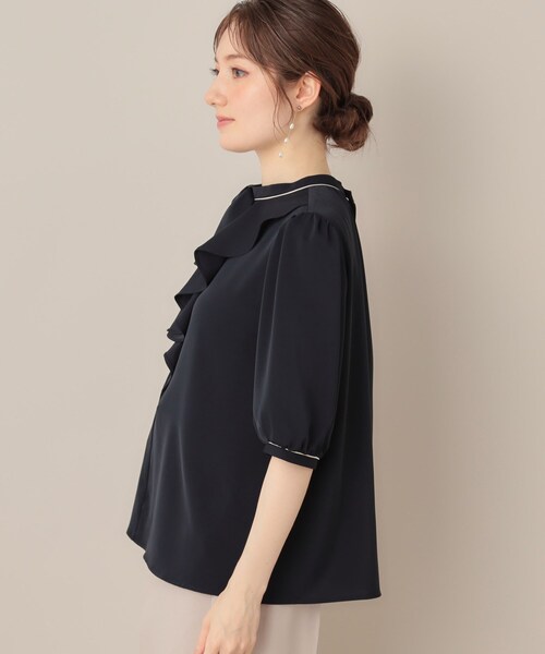 couture brooch(クチュールブローチ)の「【華やか・5分袖・通勤】配色フリルタイブラウス(シャツ/ブラウス・レディース・アイボリー系4/グレー系4/ネイビー系4・36/38/40/42)」の4枚目の写真