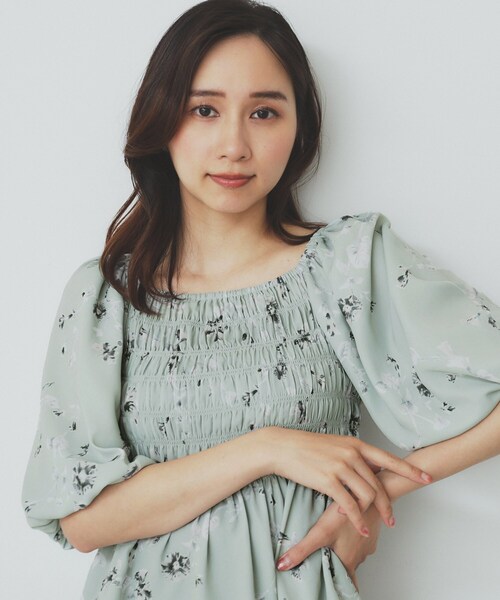 【タグ付き】Heve へイヴ シャーリングペプラムブラウス heve ヘイブシャーリングペプラムブラウスサックス