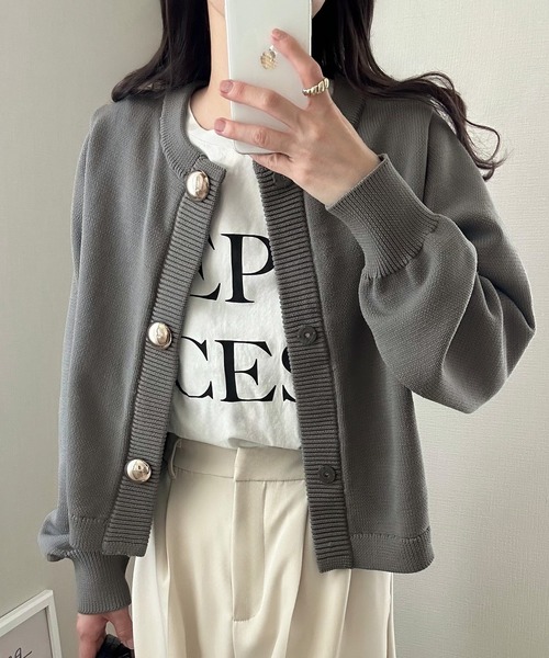 LAUIR(ラウアー)の「ゴールドボタンニットカーディガン(カーディガン/ボレロ・レディース・ブラック/アイボリー/チャコール・MEDIUM/LARGE)」の3枚目の写真