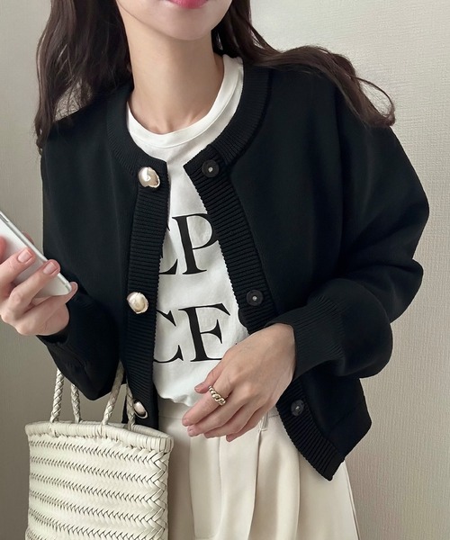 LAUIR(ラウアー)の「ゴールドボタンニットカーディガン(カーディガン/ボレロ・レディース・ブラック/アイボリー/チャコール・MEDIUM/LARGE)」の2枚目の写真