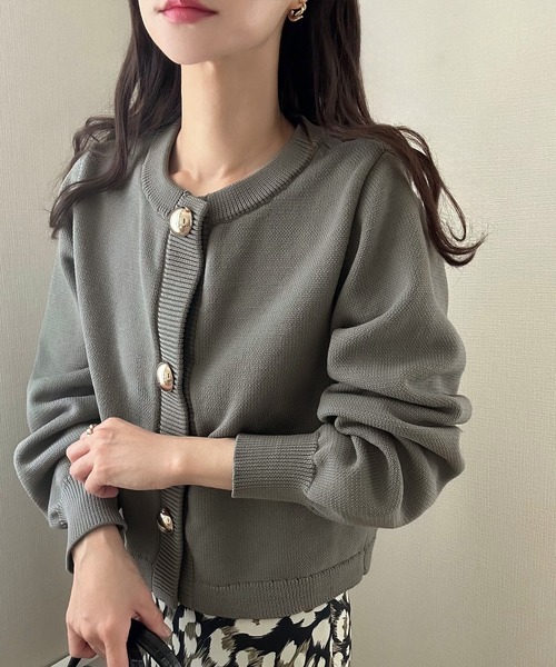 LAUIR(ラウアー)の「ゴールドボタンニットカーディガン(カーディガン/ボレロ・レディース・ブラック/アイボリー/チャコール・MEDIUM/LARGE)」の13枚目の写真