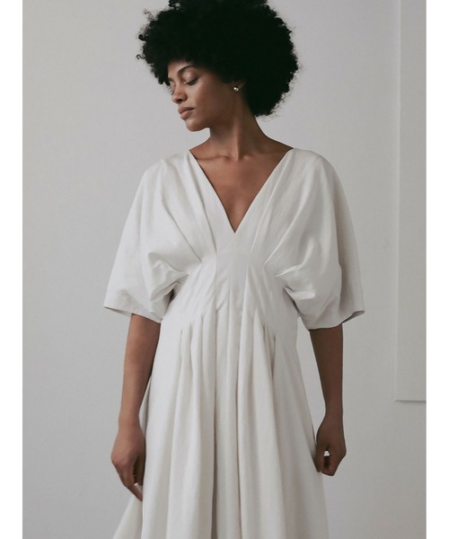 HER. ハー　ウエストタックワンピース　サイズ：2オフホワイト HER.（ハー）の「ウエストタックワンピース（ワンピース）」 - WEAR