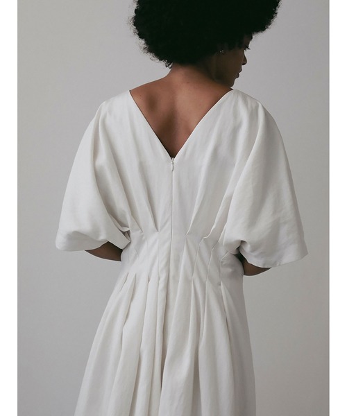 HER. ハー　ウエストタックワンピース　サイズ：2オフホワイト HER.（ハー）の「ウエストタックワンピース（ワンピース）」 - WEAR