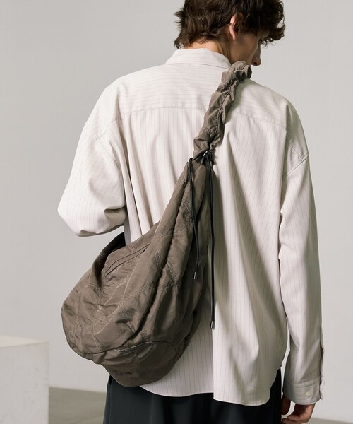 PUBLIC TOKYO（パブリックトウキョウ）の「ドローストリングショルダーバッグ（ショルダーバッグ・メンズ・ブラック/カーキ・FREE）」の7枚目の写真