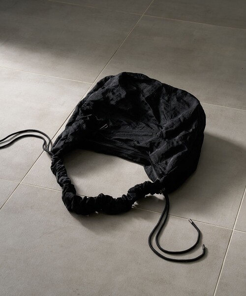 PUBLIC TOKYO（パブリックトウキョウ）の「ドローストリングショルダーバッグ（ショルダーバッグ・メンズ・ブラック/カーキ・FREE）」の12枚目の写真