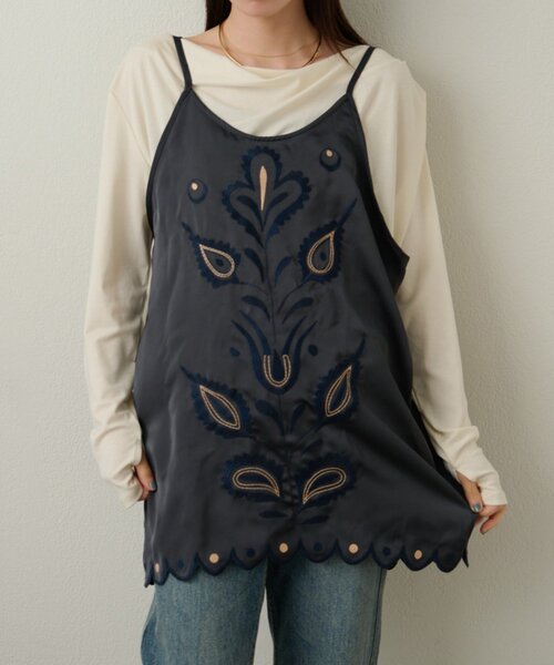 Omekashi（オメカシ）の「サテン刺繍キャミチュニック（キャミソール・レディース・チャコールグレー/オフホワイト・FREE）」の2枚目の写真