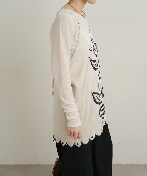 Omekashi（オメカシ）の「サテン刺繍キャミチュニック（キャミソール・レディース・チャコールグレー/オフホワイト・FREE）」の5枚目の写真