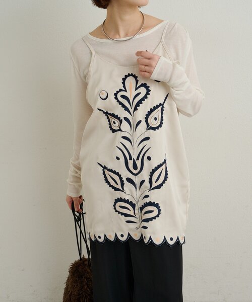 Omekashi（オメカシ）の「サテン刺繍キャミチュニック（キャミソール・レディース・チャコールグレー/オフホワイト・FREE）」の6枚目の写真