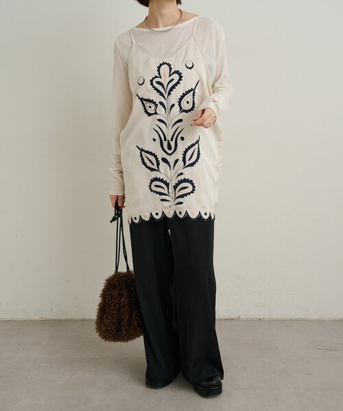 Omekashi レイヤードキャミチュニック 黒刺繍＆エクリュ ２点セット Omekashi（オメカシ）の「レイヤードキャミチュニック（シャツ