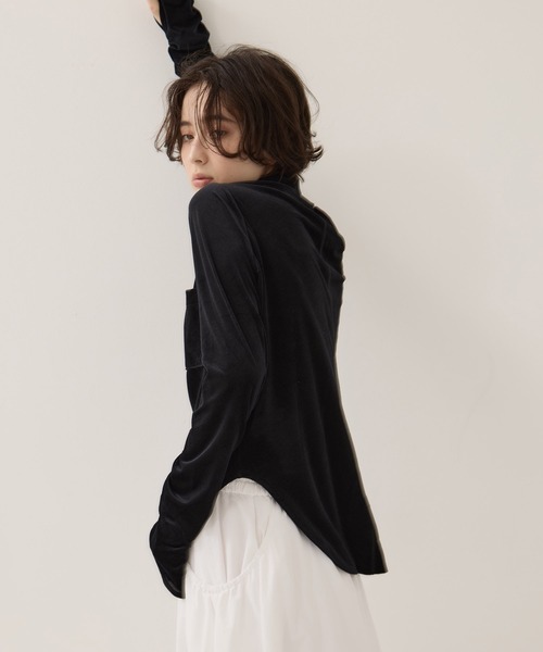 STUDIOUS（ステュディオス）の「【STUDIOUS/ステュディオス】Velours Polo Shirt/ベロアポロシャツ（ポロシャツ・レディース・ライトグレー/ブラック・FREE）」の3枚目の写真