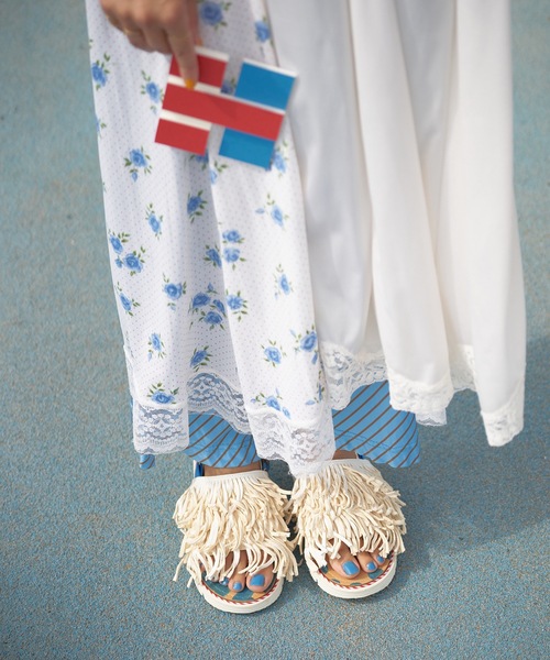 JUCO.（ジュコ）の「あなたのくせっ毛サンダル_Blue×White sole（サンダル・レディース・ホワイト×ブルー・22.5cm/23.5cm/25.5cm/26.5cm/24.0cm）」の2枚目の写真