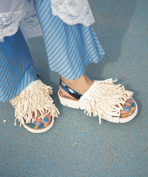 JUCO.（ジュコ）の「あなたのくせっ毛サンダル_Blue×White sole（サンダル・レディース・ホワイト×ブルー・22.5cm/23.5cm/25.5cm/26.5cm/24.0cm）」の3枚目の写真