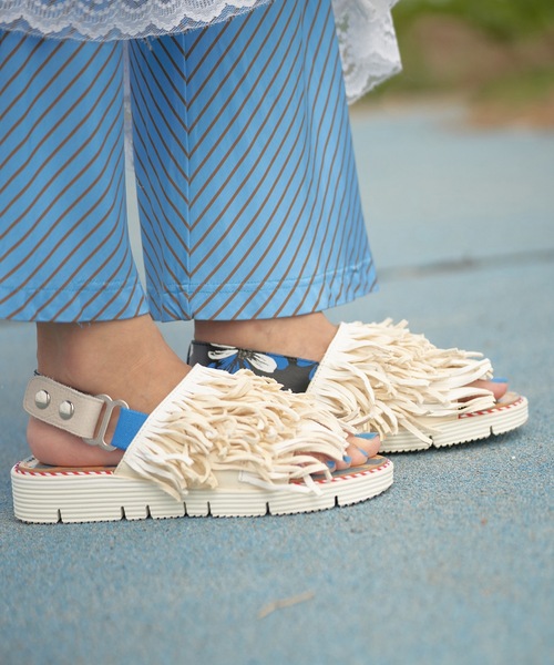 JUCO.（ジュコ）の「あなたのくせっ毛サンダル_Blue×White sole（サンダル・レディース・ホワイト×ブルー・22.5cm/23.5cm/25.5cm/26.5cm/24.0cm）」の4枚目の写真