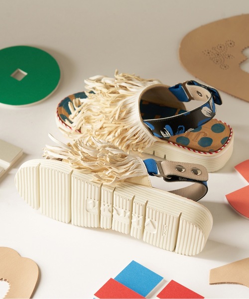 JUCO.（ジュコ）の「あなたのくせっ毛サンダル_Blue×White sole（サンダル・レディース・ホワイト×ブルー・22.5cm/23.5cm/25.5cm/26.5cm/24.0cm）」の7枚目の写真