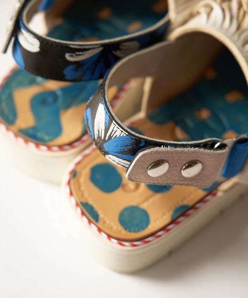 JUCO.（ジュコ）の「あなたのくせっ毛サンダル_Blue×White sole（サンダル・レディース・ホワイト×ブルー・22.5cm/23.5cm/25.5cm/26.5cm/24.0cm）」の9枚目の写真