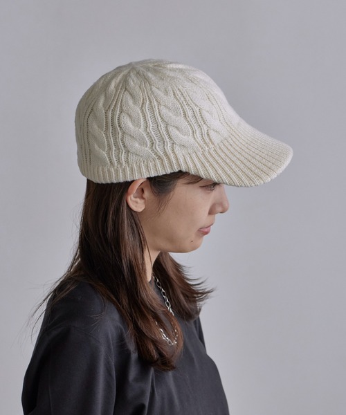 c/est（シーエ）の「c/est/シーエ MORY ウール ケーブル編み ニットキャップ（キャップ・レディース・ホワイト/ブラック・FREE）」の3枚目の写真