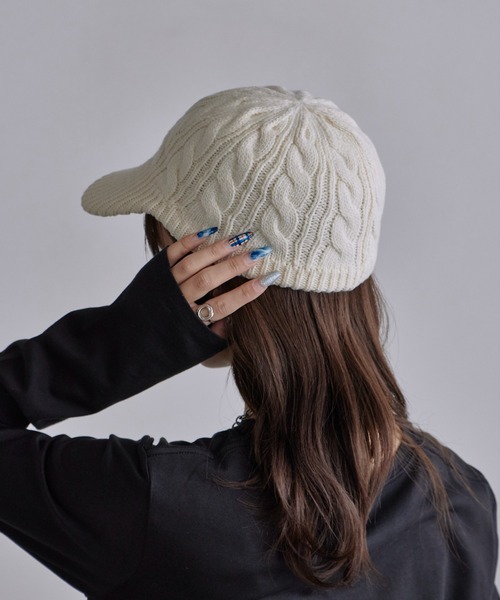 c/est（シーエ）の「c/est/シーエ MORY ウール ケーブル編み ニットキャップ（キャップ・レディース・ホワイト/ブラック・FREE）」の4枚目の写真
