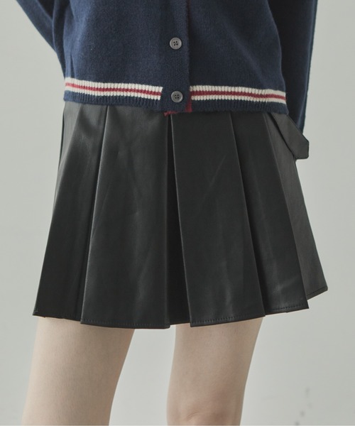 VIVID LADY(ビビッドレディー)の「ベルト付きフェイクレザープリーツミニスカート(スカート・レディース・ブラック・SMALL/MEDIUM)」の2枚目の写真