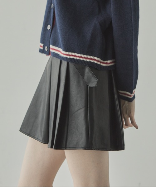 VIVID LADY(ビビッドレディー)の「ベルト付きフェイクレザープリーツミニスカート(スカート・レディース・ブラック・SMALL/MEDIUM)」の8枚目の写真
