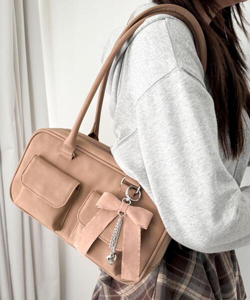 WEGO(ウィゴー)の「WEGO/チャーム付きスクエアボストンバッグ(ショルダーバッグ・レディース・ベージュ/ブラウン/ブラック/ライトベージュ/ワイン・FREE)」の6枚目の写真