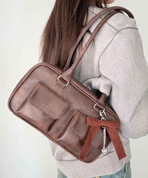 WEGO(ウィゴー)の「WEGO/チャーム付きスクエアボストンバッグ(ショルダーバッグ・レディース・ベージュ/ブラウン/ブラック/ライトベージュ/ワイン・FREE)」の2枚目の写真