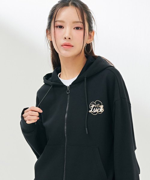 CHASECULT（チェイスカルト）の「レディースポイント刺繍フードジップアップ-DARG4361B03（パーカー・レディース・ブラック・90/85）」の2枚目の写真