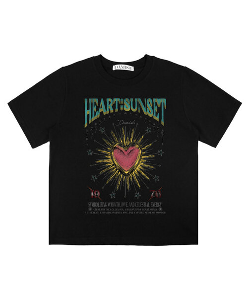 DAMISH(ダミシュ)の「ハートサンセットグラフィックTシャツ_ブラック(Tシャツ/カットソー・レディース・ブラック・MEDIUM/LARGE)」の1枚目の写真