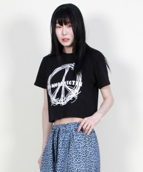 DEMARC(ドゥマーク)の「ピースグラフィッククロップ半袖Tシャツブラック(Tシャツ/カットソー・レディース・その他・LARGE)」の5枚目の写真