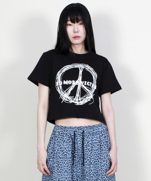 DEMARC(ドゥマーク)の「ピースグラフィッククロップ半袖Tシャツブラック(Tシャツ/カットソー・レディース・その他・LARGE)」の2枚目の写真