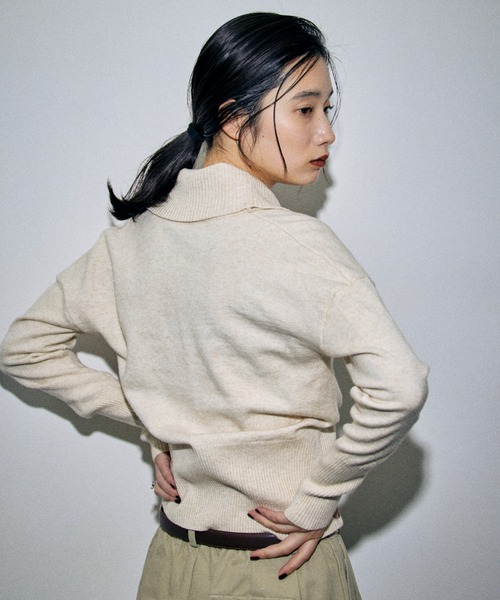 HANNE(アン)の「クロスネックニット(ニット/セーター・レディース・グレー/ベージュ・FREE)」の15枚目の写真