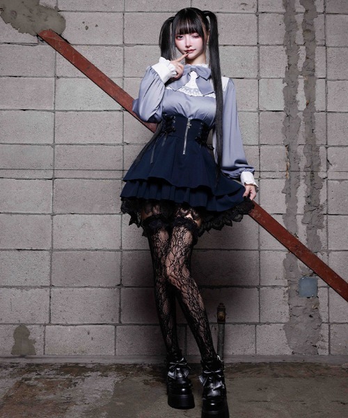 NIBBLE POISON（ニブルポイズン）の「クロスチャームフリルミニスカート（スカート・レディース・ブラック/レッド/ネイビー・MEDIUM）」の3枚目の写真