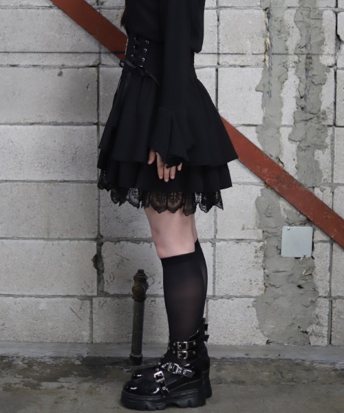 NIBBLE POISON（ニブルポイズン）の「クロスチャームフリルミニスカート（スカート・レディース・ブラック/レッド/ネイビー・MEDIUM）」の5枚目の写真