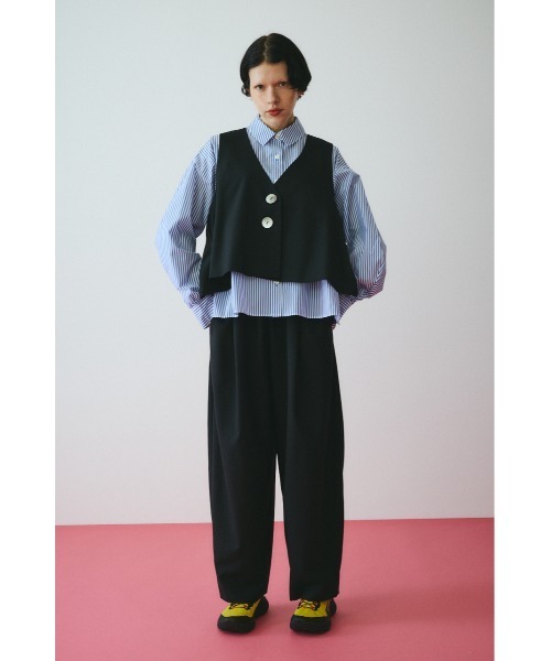 HeRIN.CYE（ヘリンドットサイ）の「Cocoon tuck pants　　コクーンタックパンツ（その他パンツ・レディース・ブラウン/ブラック/オフホワイト・38/36）」の4枚目の写真