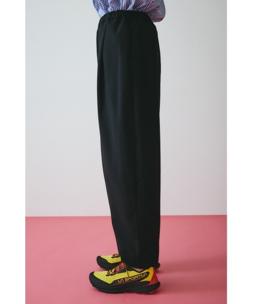 HeRIN.CYE（ヘリンドットサイ）の「Cocoon tuck pants　　コクーンタックパンツ（その他パンツ・レディース・ブラウン/ブラック/オフホワイト・38/36）」の6枚目の写真