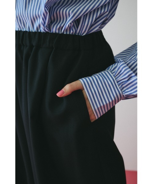 HeRIN.CYE（ヘリンドットサイ）の「Cocoon tuck pants　　コクーンタックパンツ（その他パンツ・レディース・ブラウン/ブラック/オフホワイト・38/36）」の10枚目の写真