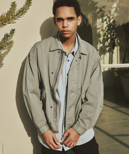 JOURNAL STANDARD（ジャーナルスタンダード）の「M-BDU ガーメント ダイ ショート ブルゾン（ミリタリージャケット・メンズ・ブルー系その他/ブラック系その他/ダークグリーン・MEDIUM/LARGE）」の2枚目の写真