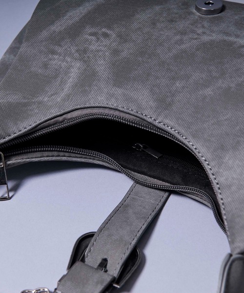 Ellno Loset(エルノロゼット)の「2way chain halfmoon bag(ショルダーバッグ・メンズ・グレー・FREE)」の4枚目の写真