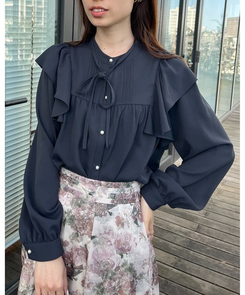 couture brooch（クチュールブローチ）の「【洗える・リボン取り外し可】フリルジョーゼットブラウス（シャツ/ブラウス・レディース・ネイビー/アイボリー/ピンク・42/40/38/36）」の2枚目の写真