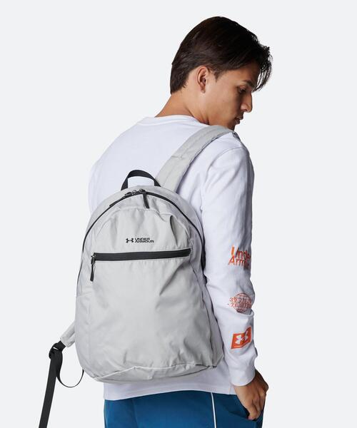 UNDER ARMOUR(アンダーアーマー)の「UAライトデー バックパック(ライフスタイル/メンズ/レディース)(バックパック/リュック・レディース・グレー・ONESIZE)」の1枚目の写真
