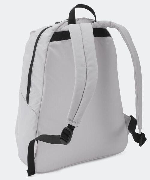 UNDER ARMOUR(アンダーアーマー)の「UAライトデー バックパック(ライフスタイル/メンズ/レディース)(バックパック/リュック・レディース・グレー・ONESIZE)」の4枚目の写真