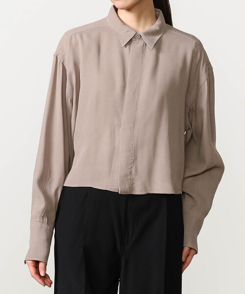 UNFIL（アンフィル）の「UNFIL | レーヨンギャバジン クロップドシャツ WOMEN（シャツ/ブラウス・レディース・ベージュ系その他/ブラック系その他・0）」の2枚目の写真