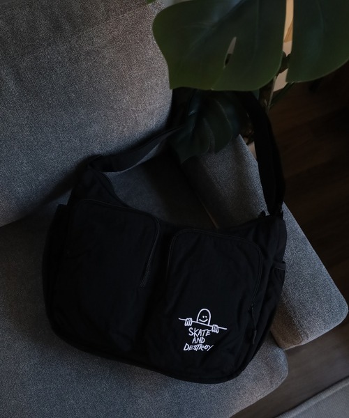THRASHER（スラッシャー）の「THRASHER W POCKET SHOULDER ショルダーバッグ（ショルダーバッグ・メンズ・ブラック×ホワイト/ブラック系・FREE）」の2枚目の写真