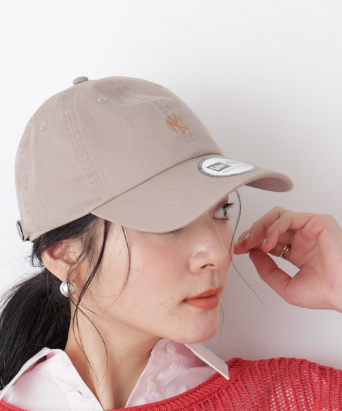 NEW ERA(ニューエラ)の「NEW ERA(R)/別注 CC NEYYAN MINILOGO CAP Clr(キャップ・レディース・その他1/ベージュ/バーガンディー・FREE)」の1枚目の写真