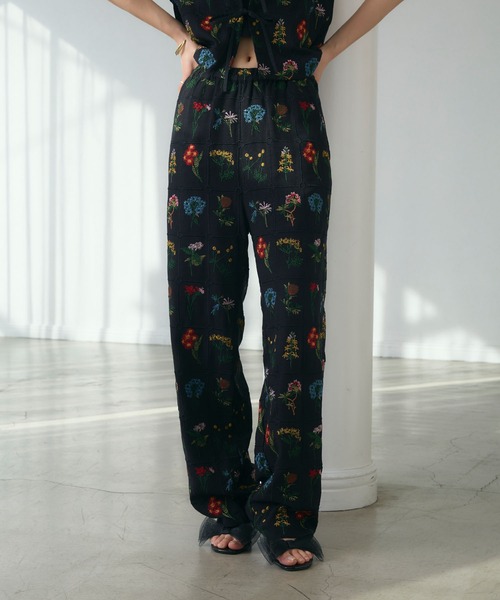 ELLEgirl（エルガール）の「花刺繍イージーパンツ（その他パンツ