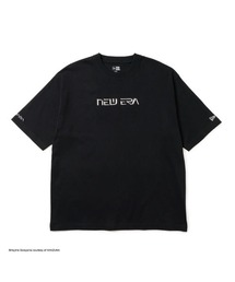 NEW ERA（ニューエラ）の「【NEW ERA】半袖 オーバーサイズド コットン Tシャツ HAJIME SORAYAMA TPUロゴ / 2カラー（Tシャツ/カットソー）」