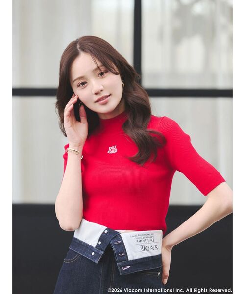 MERCURYDUO（マーキュリーデュオ）の「【EMILY IN PARISコラボ】 ロゴエンブロイダリーニット（ニット/セーター・レディース・ブラック/レッド/オフホワイト・FREE）」の3枚目の写真