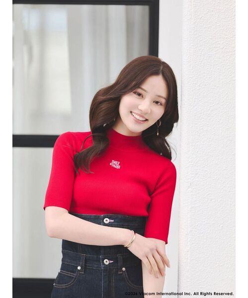 MERCURYDUO（マーキュリーデュオ）の「【EMILY IN PARISコラボ】 ロゴエンブロイダリーニット（ニット/セーター・レディース・ブラック/レッド/オフホワイト・FREE）」の4枚目の写真